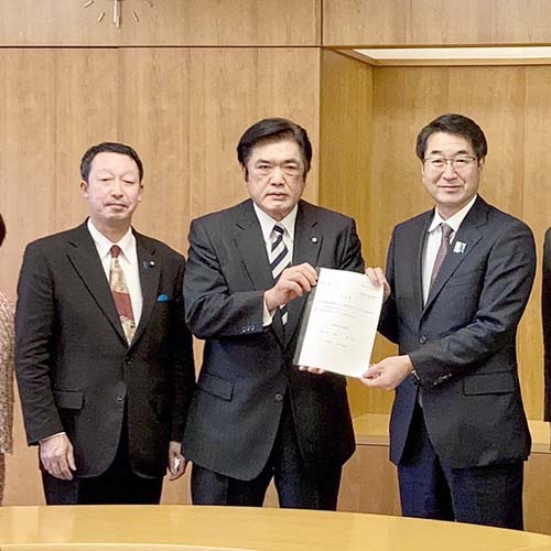 12/2　中原市長に秋葉区の課題早期解決のための要望書を渡して参りました。