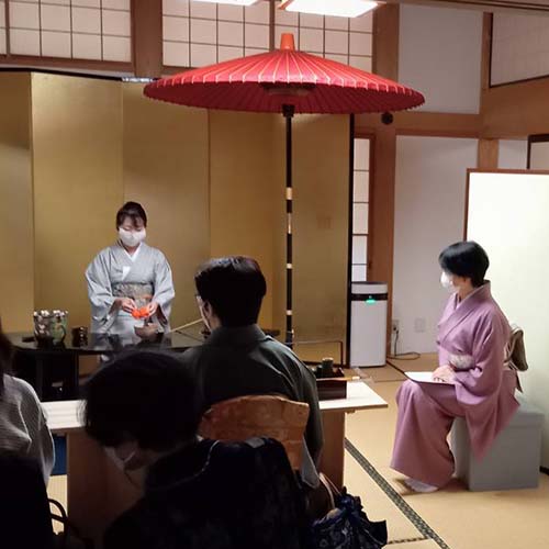 11/６㈰　正法寺さまで、秋葉寺茶会が開かれました。