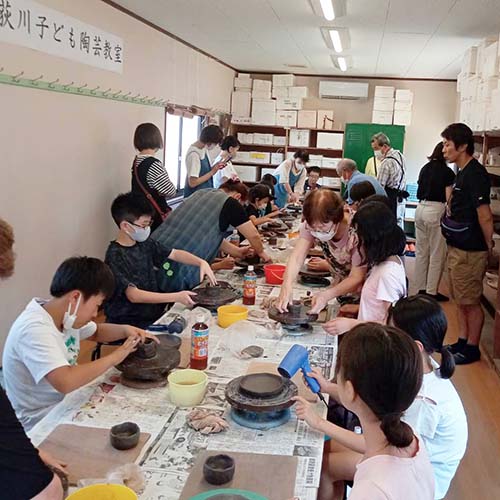 7/23㈰　小学生対象の「子ども陶芸教室」を見せていただきました。