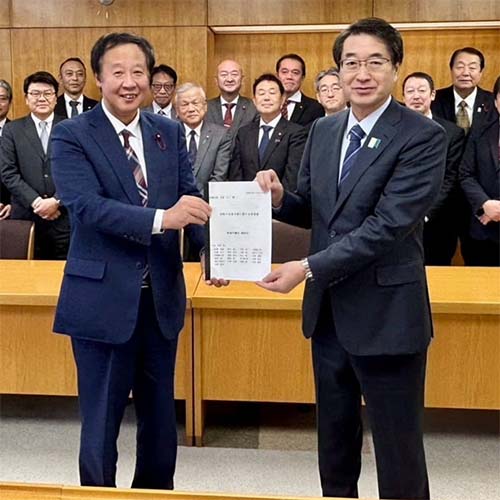 12/13㈮　中原市長に「要望書」をお渡しいたしました。